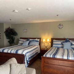 Studio, Pool, restaurants, close to everything!